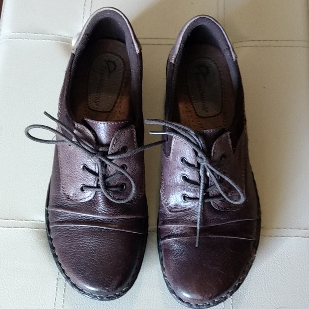 Earth Origins leather lace up casual shoes.